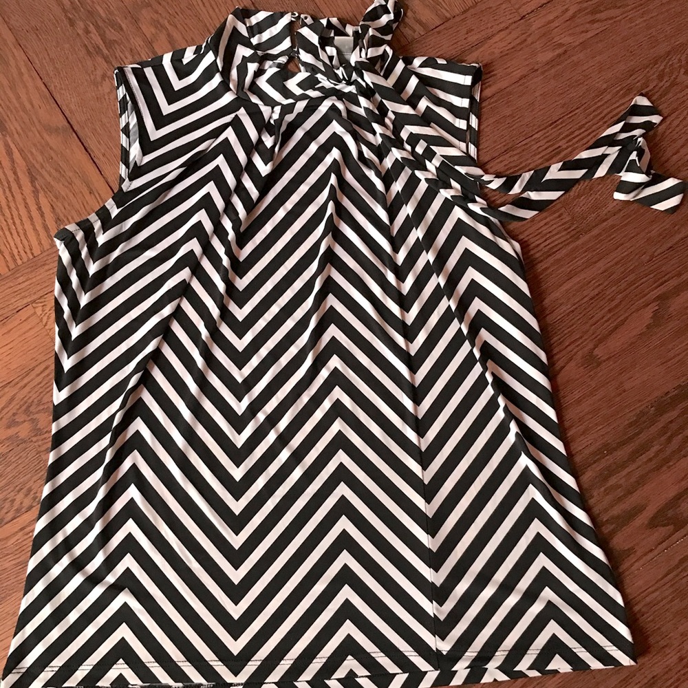 Chevron patterned black/white tank